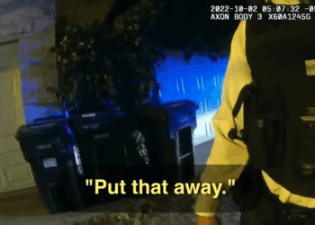 Chicago Officer Brings Taser to V0909 039