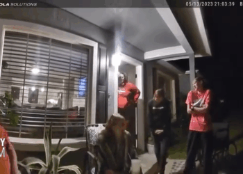 situation gets out of control when helping drunk mother #bodycampolice #Arrest #policechase #DUIarrest #policenews #cops V0909 049 Part 2