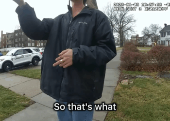 Credit Card Scammer vs. No Nonsense Cop V2209 033