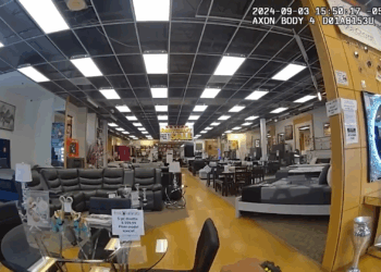 Cops Hunt Down Mall Knife Man V2808 039