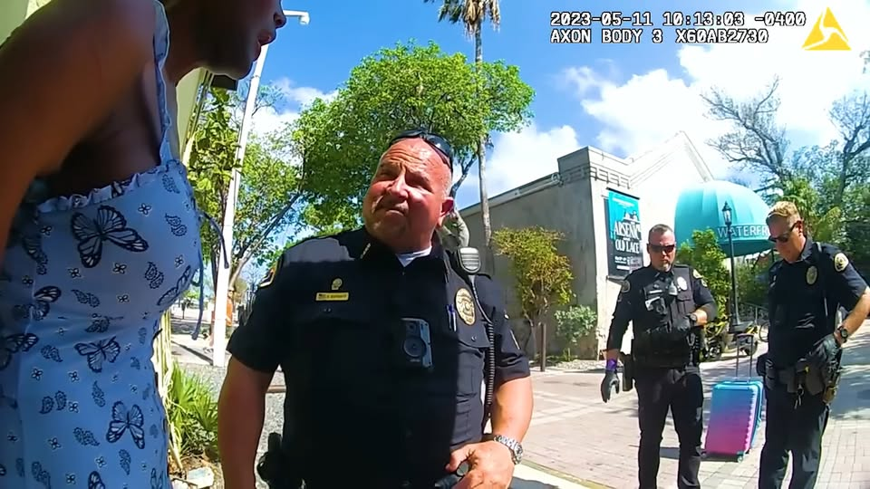 Here Why You Don Bite Horse Cop V2209 024