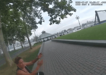 homeless woman did not accept it because she was reported assault attempted robbery #policechase #bodycam V1709 008 Part 2