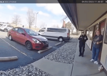 Entitled Karen Refuses To Leave Hotel Room, Police Drag Her Out #DUIarrest #bodycamera #bodycampolice #policechase #cops #usareels V2808 046 Part 2