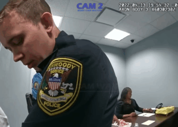 Moment Shoplifter Day Spirals Out of V1311 008 SUV