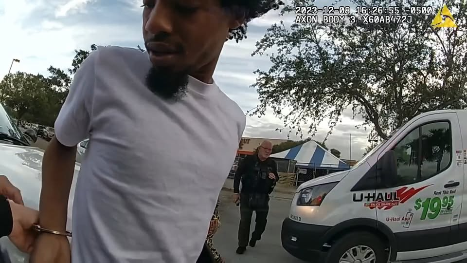 Shoplifters Caught Loading Up Haul of Stolen Goods V1311 027 SUV