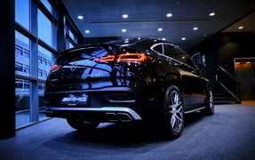 Angry Man Caught Red-Handed Doing the Unthinkable at a Bus Stop - Image 3